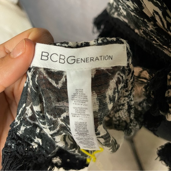 BCBGeneration black and white jacquard scarf top with black fringe - Picture 4 of 4